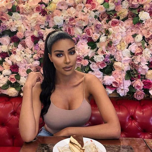 Chaly DN cho biết, cô đã chi khoảng 1 triệu bảng Anh (32 tỷ đồng) để tiêm botox, mua những món đồ xa xỉ bao gồm quần áo, túi xách và giày giống như những thứ mà biểu tượng của cô, Kim Kardashian mặc. Không chỉ vậy, cô nàng thường chuộng cách ăn mặc nóng bỏng y hệt thần tượng.