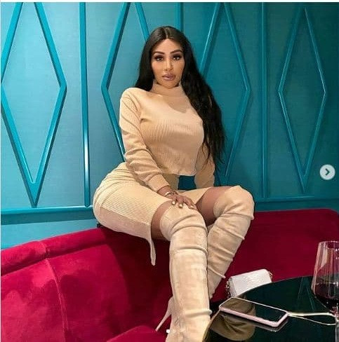 Cô thường xuyên bắt chước phong cách thời trang gợi cảm của Kim Kardashian và đăng ảnh chụp trên trang cá nhân.