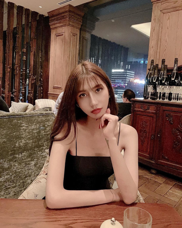 Với ngoại hình thon thả, người đẹp sinh năm 1988 tự tin theo đuổi phong cách gợi cảm, sexy.