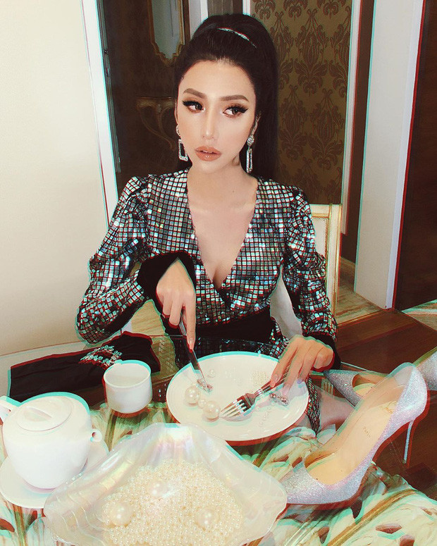 Cách ăn mặc gợi cảm cộng thêm thần thái sang chảnh ngút ngàn giúp Khánh Vân sở hữu một lượng fan đông đảo ngoài đời và cả trên kênh YouTube của mình.