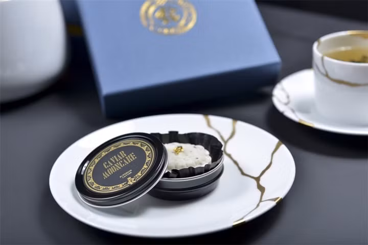 Bánh Trung thu trứng cá muối: Bánh trung thu nhân trứng cá muối và nấm truffle (nấm cục đen) do nhà hàng Royal Caviar Club chế biến, có giá 1.800 đô la Hồng Kông (230 USD hay 5,3 triệu đồng) cho một hộp 4 chiếc.