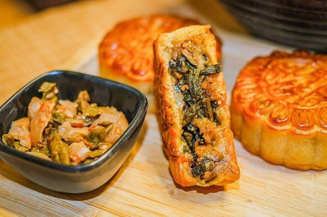 Những nguyên liệu này sẽ được xào sơ qua rồi đem chiên ngập dầu để loại bỏ bớt nước, điều này sẽ giúp kéo dài thời hạn sử dụng cho bánh. Bánh nướng nhân bún ốc có vị chua chua, cay cay khác hẳn với những loại bánh Trung Thu thông thường.