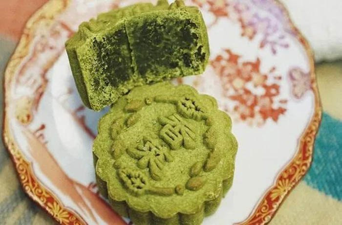 Chiếc bánh Trung Thu có màu xanh đẹp mắt này có chứa rau mùi trong cả vỏ và nhân bánh. Đặc biệt có tới ba loại rau mùi được sử dụng đó là bột rau mùi, rau mùi khô và rau mùi tươi, điều này tạo nên 3 tầng hương vị đậm đà cho chiếc bánh.