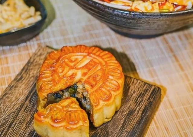 Nhân bánh gồm những nguyên liệu chủ chốt để tạo nên hương vị cho một bát bún ốc Liễu Châu là bún khô, thịt ốc, nụ bạch hoa, măng chua và một số thành phần khác.