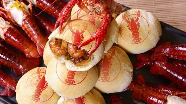 Bánh Trung Thu nhân tôm càng: Trong số những loại bánh Trung Thu được cải tiến, bánh nhân tôm càng là một trong số những loại bánh được ưa chuộng nhất. Quy trình để sản xuất loại bánh này phức tạp hơn so với bánh Trung Thu thông thường. 