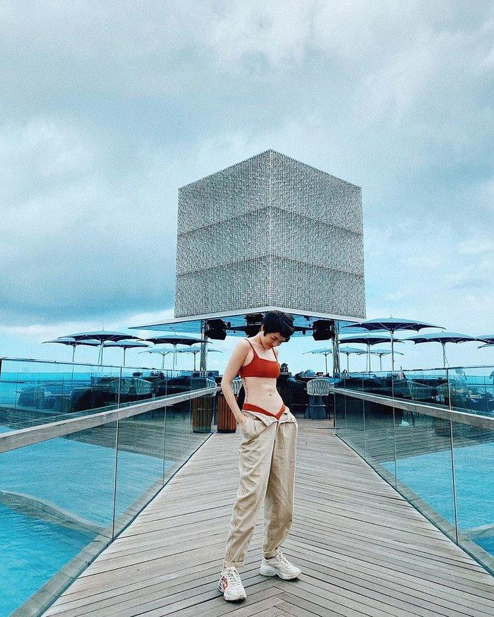 Bảo Anh cũng nhanh chóng bắt nhịp style quần bung cúc. Cách lên đồ của nữ ca sĩ khiến người xem tập trung được vào vòng eo phẳng lì đáng ngưỡng mộ.