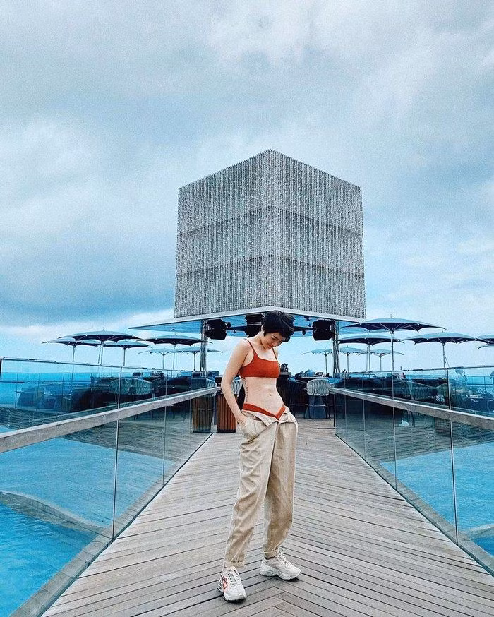 Bảo Anh cũng nhanh chóng bắt nhịp style quần bung cúc. Cách lên đồ của nữ ca sĩ khiến người xem tập trung được vào vòng eo phẳng lì đáng ngưỡng mộ.