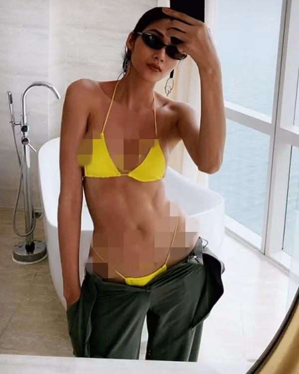 Hoàng Thùy cũng khiến dân tình xốn xang khi diện mốt quần phanh cúc, tụt cạp hững hờ, để lộ bikini mặc bên trong màu neon bé xíu vô cùng nóng nỏng.