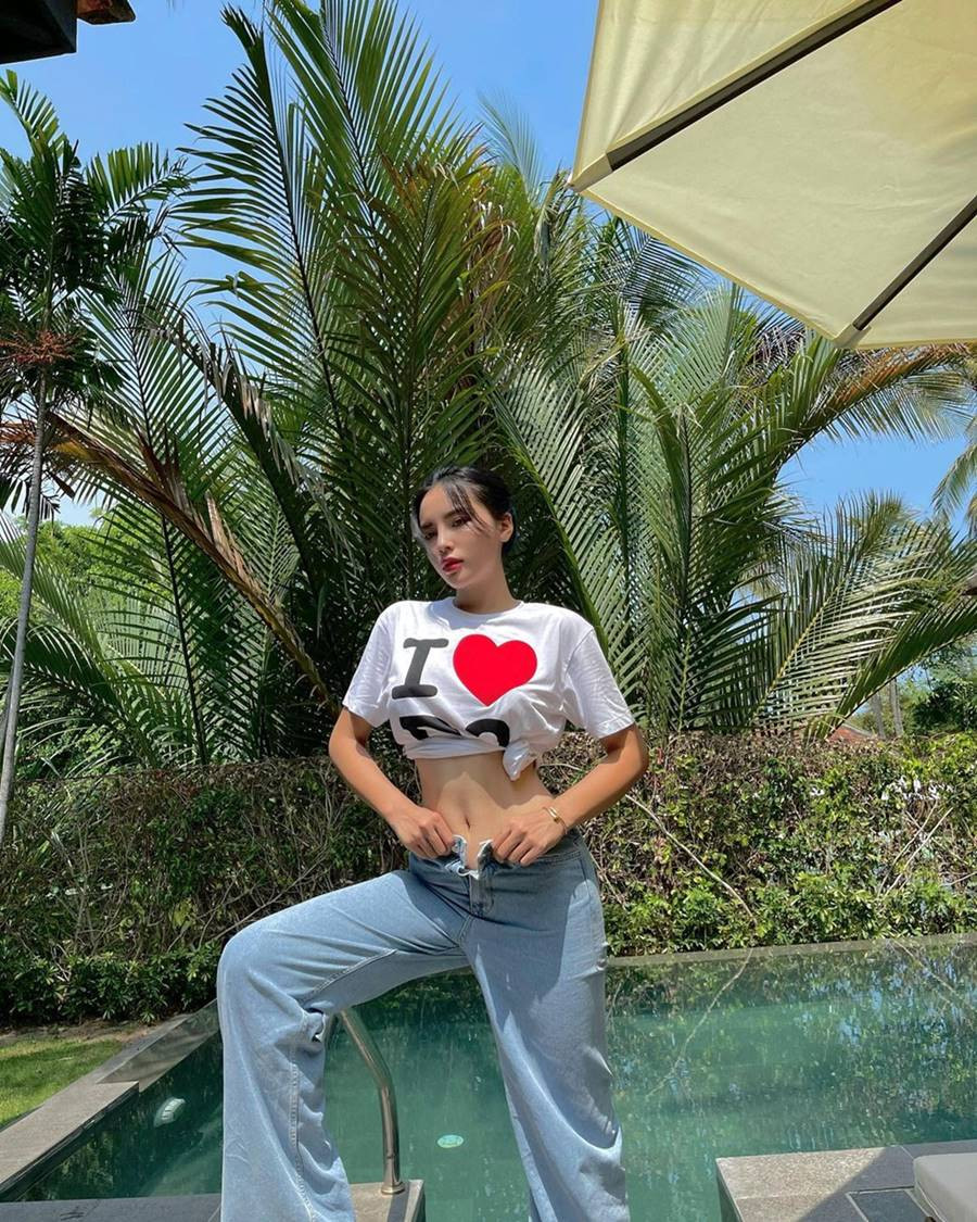 Mới đây, Kỳ Duyên có đăng tải một số hình ảnh gợi cảm trên trang cá nhân với mốt quần bung cúc. Nàng hậu chọn diện bộ trang phục đơn giản gồm áo phông và quần jean ống rộng.