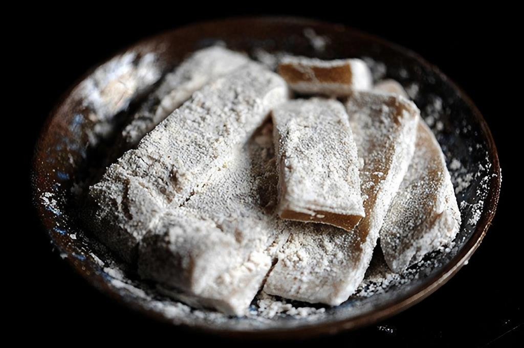 Chè lam: Ngoài bánh củ mài, chè lam là một trong những đặc sản nổi tiếng của chùa Hương và được du khách lựa chọn làm quà tặng.