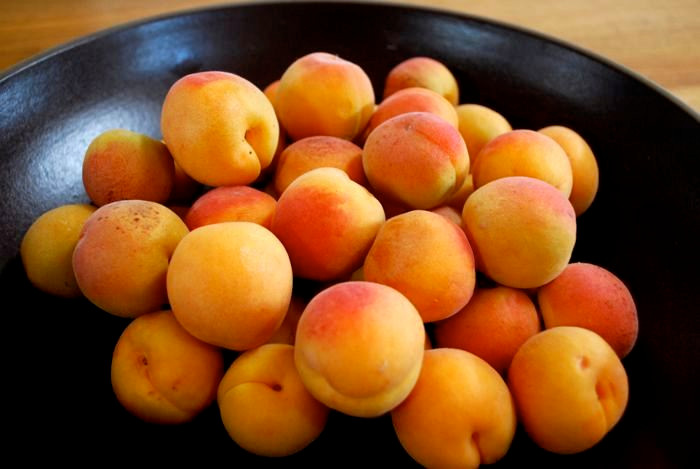 Mơ chùa Hương: Là một trong những đặc sản hấp dẫn nhất vào mùa lễ hội chùa Hương. Vùng đất này nổi tiếng với mơ Yến Vỹ với vị chua dịu, thơm vàng. Đây là giống mơ quý, cùi dày, hạt nhỏ, vị thơm ngon.