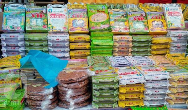 Bánh củ mài là một loại bánh dẻo, lúc ăn có cảm giác mát. Bánh củ mài thường được bán dưới dạng khối to hoặc đóng thành các gói nhỏ. Đây là món quà mà hầu hết những người đến chùa Hương đều mua về để thưởng thức, để tặng bạn bè, người thân.