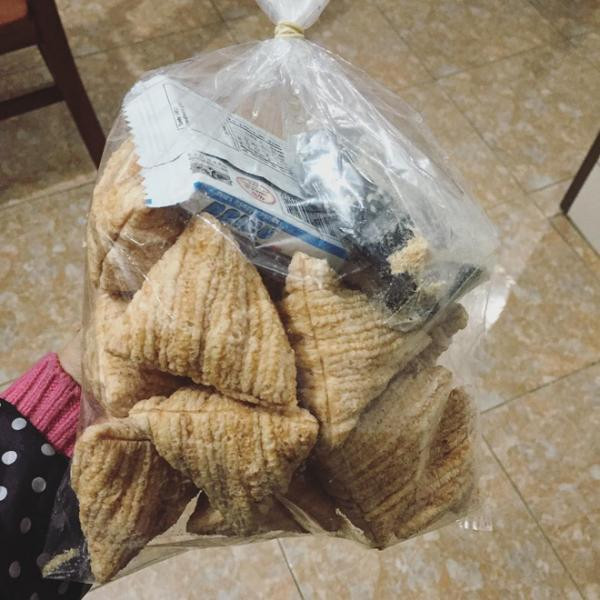 Bánh củ mài ngũ cốc: So với loại bánh củ mài mềm thì tuổi đời bánh củ mài ngũ cốc non trẻ hơn khá nhiều. Loại bánh này thường được làm trực tiếp, đến gần đã ngửi thấy mùi thơm nên khá hút khách. Bánh củ mà ngũ cốc ăn thơm và giòn nên khá hợp để ăn chơi.