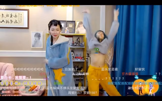 Cư dân mạng cũng từng xôn xao trước sự cố lộ hàng của hot girl/streamer nổi tiếng xứ Trung - Luo Xin. Sự cố phản cảm khiến Luo Xin nhận về không ít bình luận chỉ trích, đặc biệt là khi cô còn không mặc cả nội y.