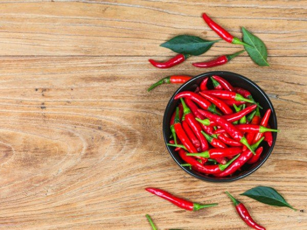 4. Ớt Cayenne hay ớt đỏ có chứa một hợp chất hoạt tính gọi là capsaicin. Hợp chất này được biết là có tác dụng chống tiểu đường với khả năng giảm đau và béo phì, những biến chứng chính của bệnh tiểu đường. Một nghiên cứu đã chỉ ra rằng capsaicin có thể gây ra những thay đổi ở cấp độ gen và có thể giúp sản xuất và chuyển hóa insulin, một loại hormone cân bằng lượng glucose.