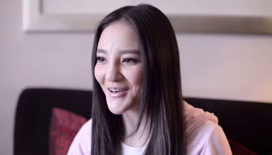 Lưu Vũ Hân: Không nói quá khi miêu tả chiếc chằm của Lưu Vũ Hân dài ngoằng như "phù thủy". Đó là chưa kể đến khuôn mặt cô xô lệch, cứng đơ và không cảm xúc. Tất cả chỉ vì người đẹp xa đà vào việc "dao kéo" khiến gương mặt cân đối ngày nào đã biến mất.