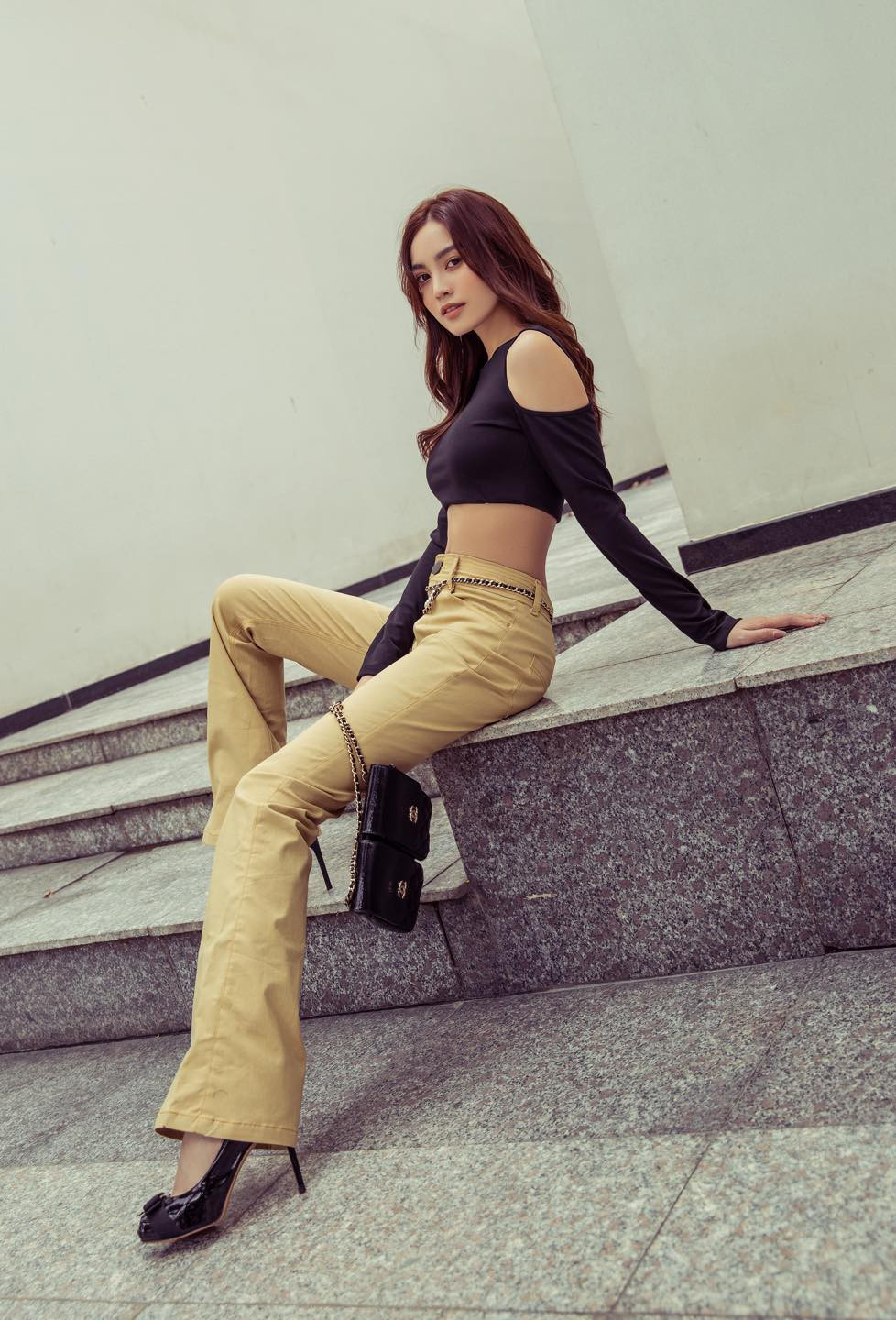 Chiếc áo croptop phối cùng quần jeans được Lan Ngọc diện đầy cá tính và quyến rũ.