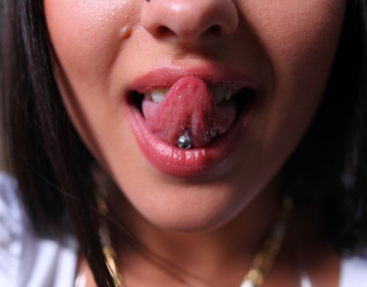 9. Xỏ khuyên cơ thể: Endorphins, còn được gọi là hóa chất “tạo cảm giác dễ chịu”, được giải phóng khi bạn bị bấm khuyên ở các bộ phận cơ thể. Đó là lý do tại sao cảm giác hưng phấn và hạnh phúc dồn dập diễn ra, khiến người ta nghiện cảm giác đó. Ảnh: BS.