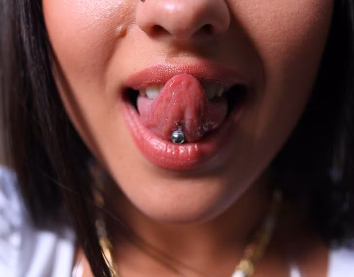 9. Xỏ khuyên cơ thể: Endorphins, còn được gọi là hóa chất “tạo cảm giác dễ chịu”, được giải phóng khi bạn bị bấm khuyên ở các bộ phận cơ thể. Đó là lý do tại sao cảm giác hưng phấn và hạnh phúc dồn dập diễn ra, khiến người ta nghiện cảm giác đó. Ảnh: BS.