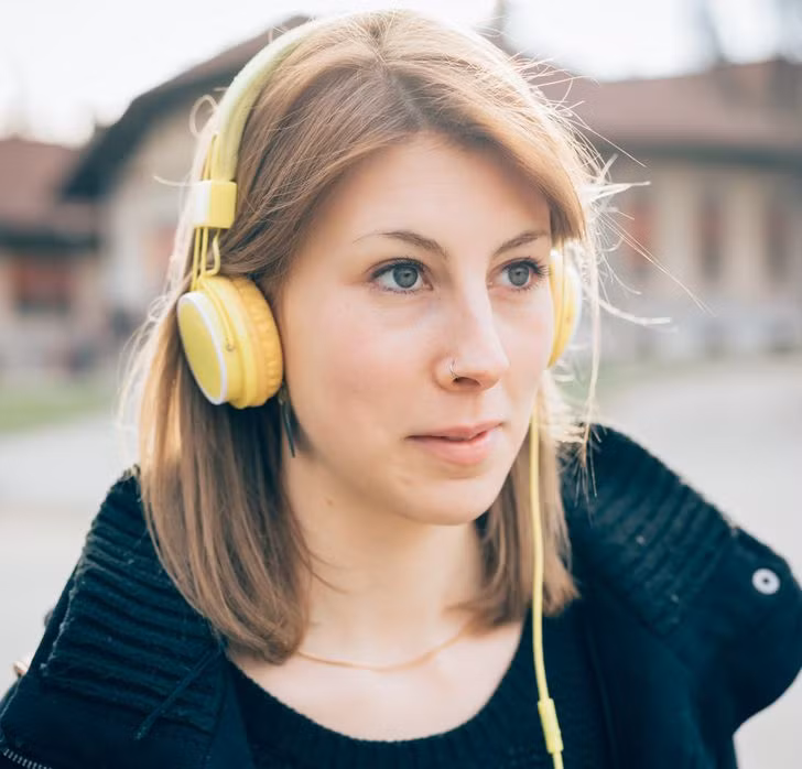 4. Nghe nhạc: Khi chúng ta nghe nhạc, dopamine được giải phóng trong não của chúng ta. Mặc dù điều này có thể khiến chúng ta cảm thấy hưng phấn và thèm ăn hơn, nhưng nghe nhạc cũng mang lại một số lợi ích như tăng cường hiệu suất nhận thức, giảm căng thẳng và nâng cao tâm trạng.