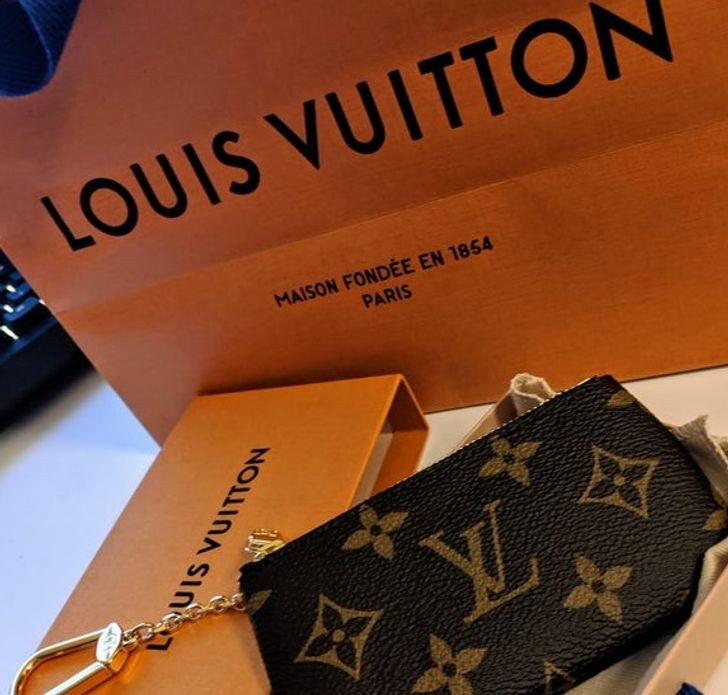 8. Mua quần áo và phụ kiện hàng hiệu: Mua sắm cũng được coi là một loại hành vi nghiện. Nhiều người bị thu hút bởi các thương hiệu thiết kế và sang trọng để gây ấn tượng với người khác và tạo hình ảnh sang chảnh. Hành vi nghiện này làm tăng mức độ lo lắng và cô lập nhưng có thể được điều trị bằng trợ giúp y tế.