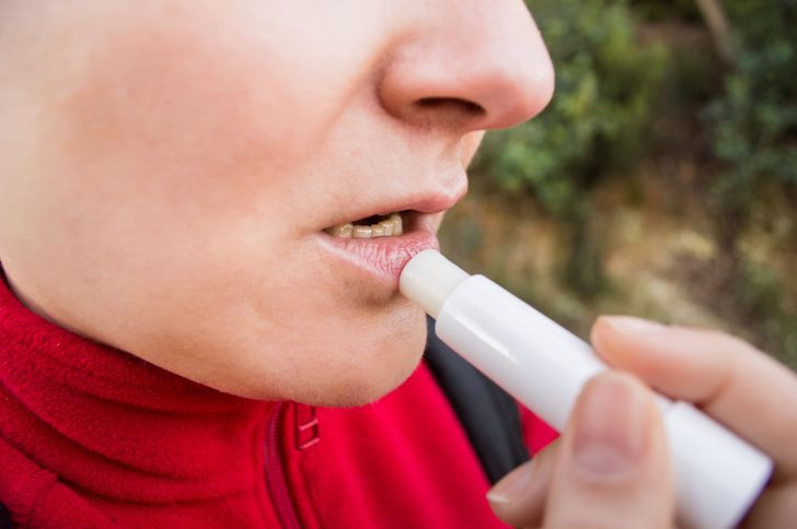 3. Thoa son dưỡng: Được coi là một chứng nghiện hành vi, sự thèm muốn thoa son dưỡng môi đang là mối lo ngại đối với một số lượng lớn người tiêu dùng. Điều này là do đây là một hành động mang lại niềm vui và nó trở thành thói quen ám ảnh, giống như cắn móng tay hoặc nhổ tóc.