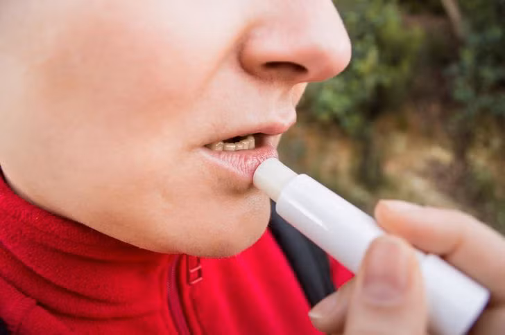 3. Thoa son dưỡng: Được coi là một chứng nghiện hành vi, sự thèm muốn thoa son dưỡng môi đang là mối lo ngại đối với một số lượng lớn người tiêu dùng. Điều này là do đây là một hành động mang lại niềm vui và nó trở thành thói quen ám ảnh, giống như cắn móng tay hoặc nhổ tóc.