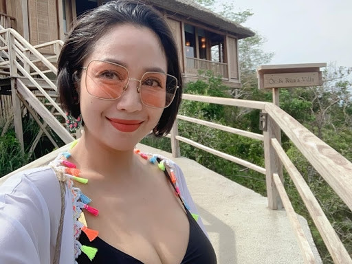 Nữ diễn viên 37 tuổi hết sức chú trọng chuyện làm đẹp bởi là người của công chúng, cô cần giữ cho mình hình ảnh tươm tất. Tuy nhiên, cô không đồng tình với việc chạy theo các xu hướng làm đẹp không phù hợp bản thân hoặc bất chấp rủi ro về sức khỏe .