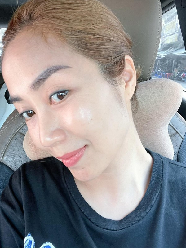 Bà mẹ 3 con thẳng thắn chia sẻ bản thân sử dụng khá nhiều loại mỹ phẩm khác nhau để cải thiện nhiều bộ phận từ da tới tóc, cả từ bên ngoài vào trong.