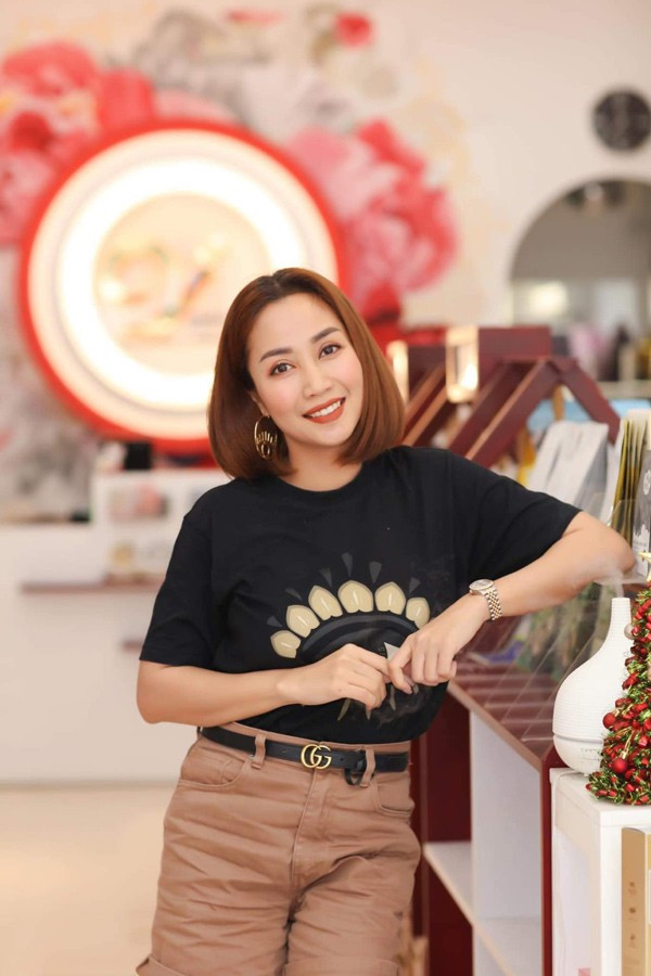 Nữ MC rất hạn chế ăn ngoài hàng. Ngay cả khi đi quay, cô cũng tay xách nách mang các phần ăn được chuẩn bị sẵn từ nhà tới phim trường. Ốc Thanh Vân chia sẻ, cô không có thời gian cho chuyện la cà hàng quán, hơn nữa, cô “nghiện” cơm nhà, thích các khẩu phần ăn phong phú, đầy đủ trái cây và sữa chua. Ảnh: FBNV.