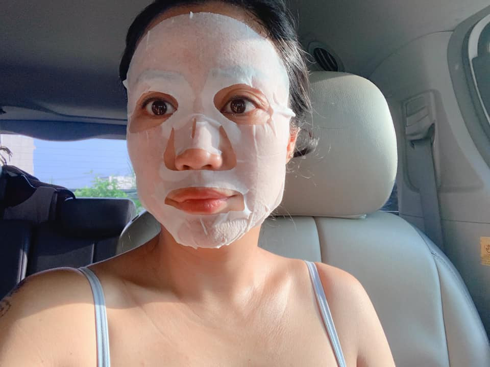 Ốc Thanh Vân dù bận rộn vẫn dành thời gian để bản thân được thư giãn, đắp mặt nạ và ủ tóc để bù lại khoảng thời gian tranh thủ vì công việc.