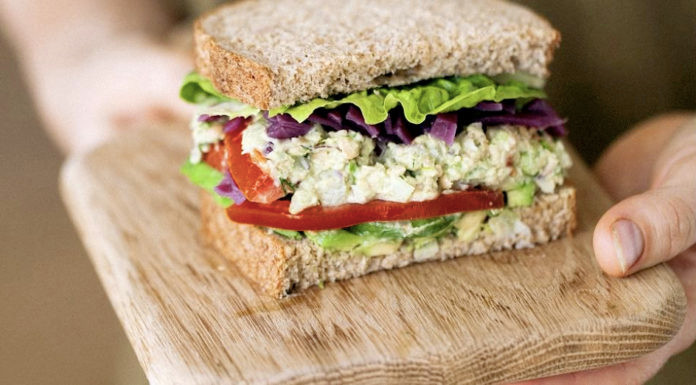 8. Sandwich đậu gà: Đây là một món ăn nhẹ ít calo giúp giữ cho bạn no lâu hơn và điều trị nhiều vấn đề về tiêu hóa, đặc biệt là do nhiệt độ cao của mùa hè. Nó rất giàu chất xơ, protein và có thể kết hợp với bất kỳ món ăn nào như bánh sandwich hoặc salad.