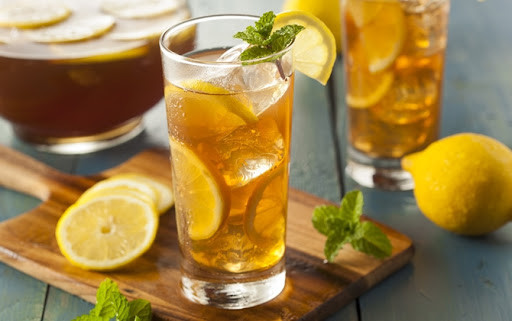 5. Trà đá: Thức uống này rất tốt cho mùa hè và được mọi người ở mọi lứa tuổi yêu thích. Nó rất dễ chuẩn bị và giúp đánh bại cơn nóng trong thời gian ngắn. Trà đá cũng giúp giảm cân và chống khô da.