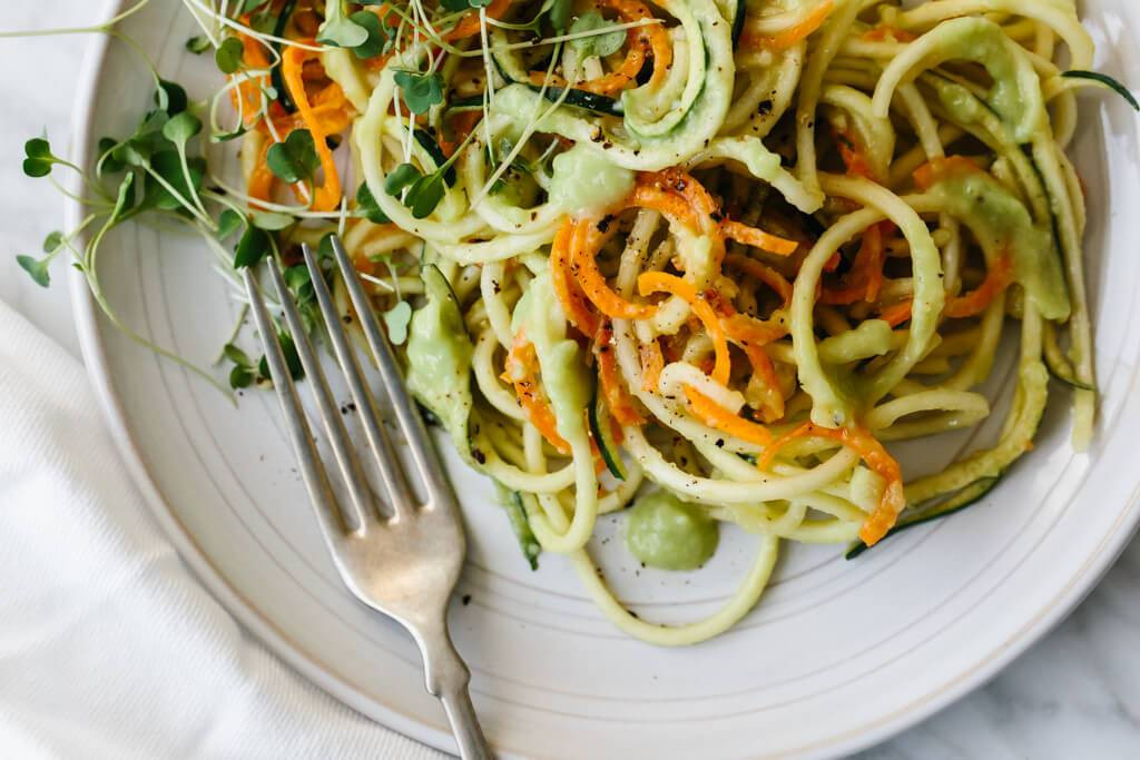 9. Mì làm từ bí ngòi và dưa chuột: Bí ngòi và dưa chuột có hàm lượng nước dồi dào và các chất dinh dưỡng quan trọng như chất chống oxy hóa và folate. Chúng là một loại rau mùa hè có thể giúp giải độc cơ thể, cải thiện sức khỏe làn da và cung cấp nước cho các tế bào cơ thể. Mì bí ngòi và dưa chuột có thể là món ăn nhẹ và tốt cho sức khỏe vào mùa hè.