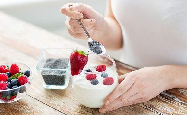 6. Sữa chua Hy Lạp: Món ăn này có thể cung cấp cho bạn các chất dinh dưỡng thiết yếu như canxi, kali và iốt và cũng ít calo. Tốt nhất là bạn nên ăn sữa chua với trái cây tươi như quả mọng. Sữa chua Hy Lạp không chỉ giúp giải nhiệt cơ thể mà còn cải thiện hệ vi sinh vật đường ruột và giữ cho hệ tiêu hóa khỏe mạnh.