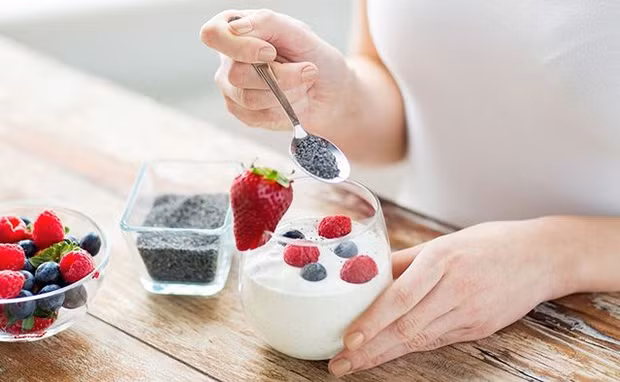 6. Sữa chua Hy Lạp: Món ăn này có thể cung cấp cho bạn các chất dinh dưỡng thiết yếu như canxi, kali và iốt và cũng ít calo. Tốt nhất là bạn nên ăn sữa chua với trái cây tươi như quả mọng. Sữa chua Hy Lạp không chỉ giúp giải nhiệt cơ thể mà còn cải thiện hệ vi sinh vật đường ruột và giữ cho hệ tiêu hóa khỏe mạnh.