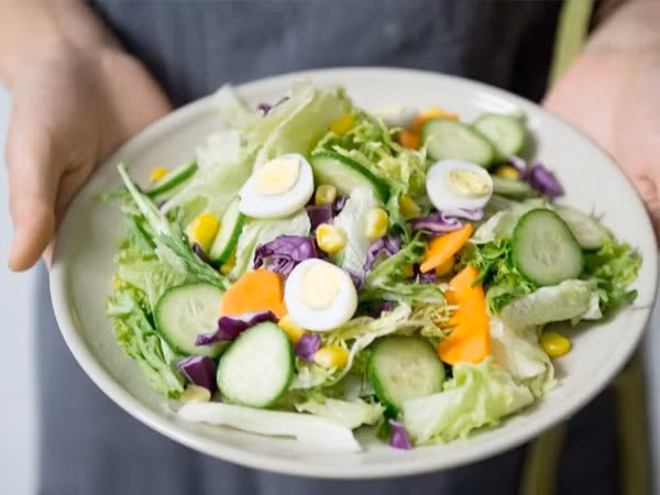 1. Salad: Đây là món ăn được ưa thích nhất trong mùa hè. Có thể là salad trái cây tươi, salad rau xanh, salad cá ngừ hoặc salad mì ống. Các món ăn này luôn cung cấp cho cơ thể rất nhiều lợi ích về sức khỏe, cùng với việc làm dịu dạ dày của chúng ta, đặc biệt là trong mùa hè.