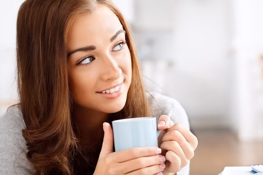 4. Cà phê: Caffeine trong cà phê kích thích tế bào thần kinh oxytocin và cải thiện đáng kể sự cân bằng năng lượng, điều chỉnh tâm trạng và phản ứng cảm xúc. Tuy nhiên, tiêu thụ cà phê mãn tính có thể gây ra tác động xấu đến nội tiết tố. Do đó, người ta khuyên nên tiêu thụ một lượng cà phê vừa phải để giữ mức oxytocin ở mức cân bằng.