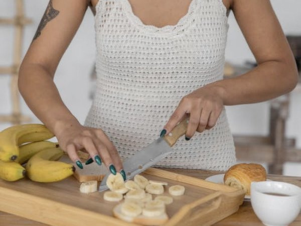 9. Chuối: Magiê trong chuối giúp giải phóng hormone oxytocin nhằm ngăn ngừa nhiều bệnh tâm thần như tự kỷ, tâm trạng, tâm thần phân liệt và rối loạn lo âu.