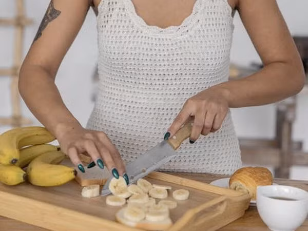 9. Chuối: Magiê trong chuối giúp giải phóng hormone oxytocin nhằm ngăn ngừa nhiều bệnh tâm thần như tự kỷ, tâm trạng, tâm thần phân liệt và rối loạn lo âu.