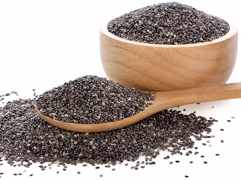 8. Hạt Chia: Hạt chia rất giàu chất béo và có thể giúp cải thiện các triệu chứng thiếu oxytocin như tương tác xã hội, căng thẳng và thay đổi tâm trạng.