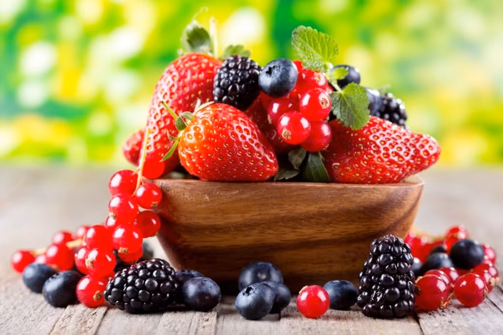 10. Quả mọng: Các loại quả mọng rất giàu chất chống oxy hóa như vitamin C. Trong thời kỳ mang thai, oxytocin tạo điều kiện khởi đầu và duy trì các hành vi của cha mẹ như chải chuốt và cho con bú. Nó cũng giúp giảm nguy cơ tiền sản giật.