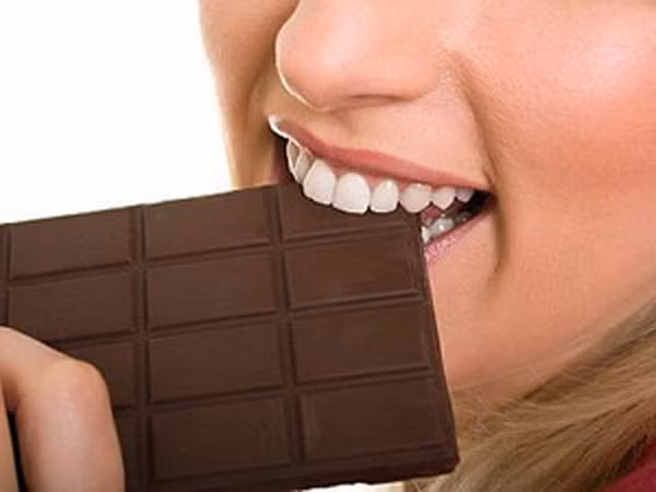 3. Socola đen: Thực phẩm này chứa một lượng magiê dồi dào giúp giải phóng hormone oxytocin. Magiê cũng giúp các thụ thể oxytocin hoạt động tốt trong cơ thể. Oxytocin thông qua chế độ ăn uống có thể giúp giảm nguy cơ tiền sản giật và chuyển dạ sinh non ở phụ nữ mang thai.