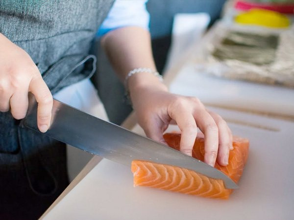 1. Cá hồi: Loại hải sản này giúp tăng oxytocin một cách tự nhiên và có thể giúp giảm căng thẳng, tạo điều kiện thuận lợi cho việc sinh nở, hành vi của người mẹ và duy trì nguồn cung cấp máu ở vỏ não.