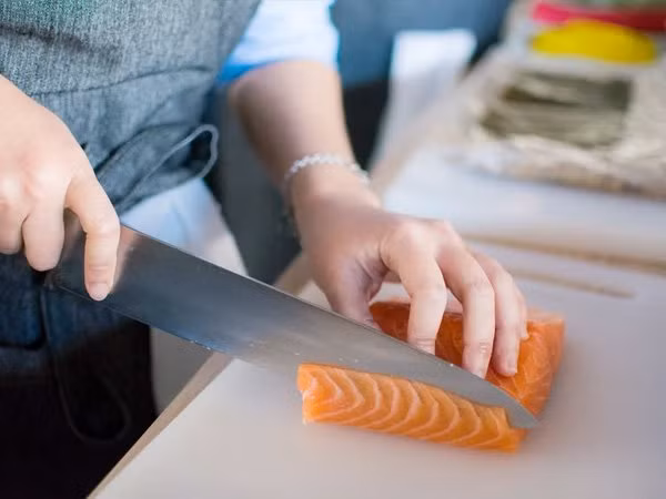 1. Cá hồi: Loại hải sản này giúp tăng oxytocin một cách tự nhiên và có thể giúp giảm căng thẳng, tạo điều kiện thuận lợi cho việc sinh nở, hành vi của người mẹ và duy trì nguồn cung cấp máu ở vỏ não.