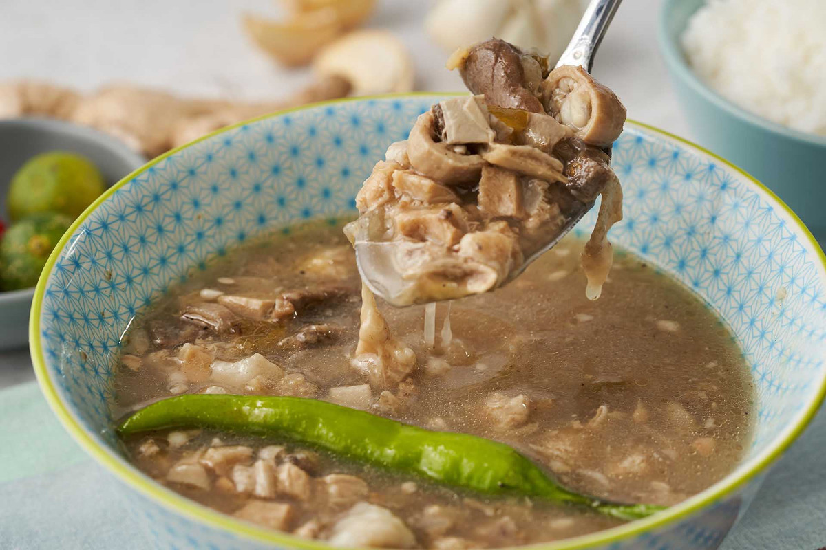 Papaitan: Một món đặc sản kinh dị khác của Indonesia là Papaitan - món được chế biến từ thịt vụn hay lòng của dê, bò và hầm với mật của chúng để tạo vị đắng. Papaitan có màu ám xanh và được nấu với các gia vị như tỏi, hành và hạt tiêu để tăng hương vị. Ảnh: IT.