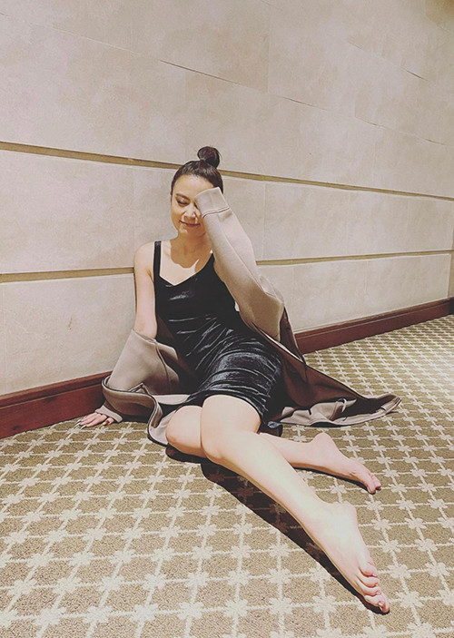 Hoàng Thuỳ Linh tranh thủ khoe dáng sexy với váy nhung đen và áo khoác dạ khi vừa đi biểu diễn về.