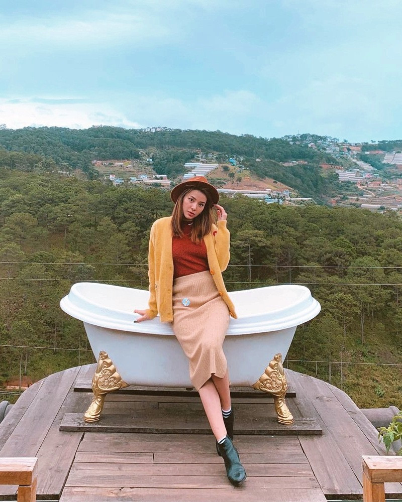 Phương Trinh Jolie tận hưởng kỳ nghỉ đầu năm với combo đồ len ấm áp. Ảnh: IG, FB. 