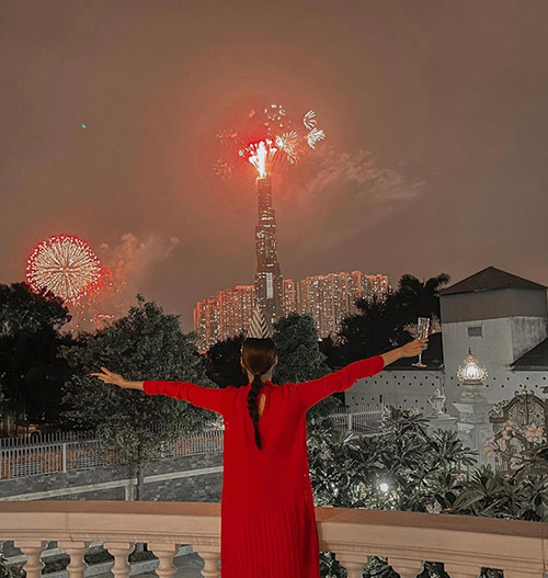 Lan Khuê chọn váy suông màu đỏ nổi bật đón giao thừa cùng những người thân trong gia đình.