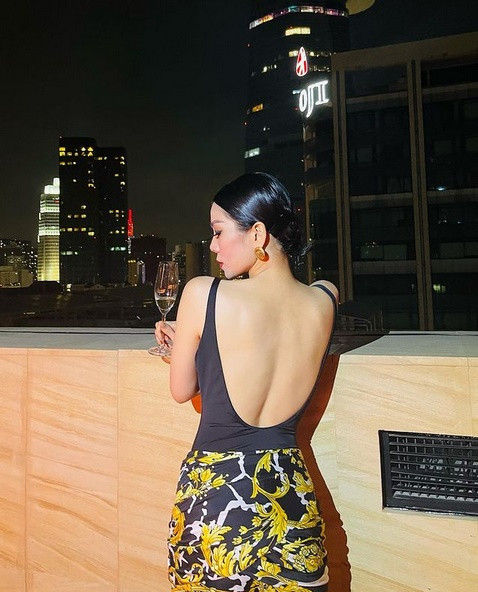 Đầu năm mới, Lệ Quyên khoe thời trang gợi cảm với áo khoét sâu khoe võng lưng kết hợp cùng chân váy xẻ Versace.